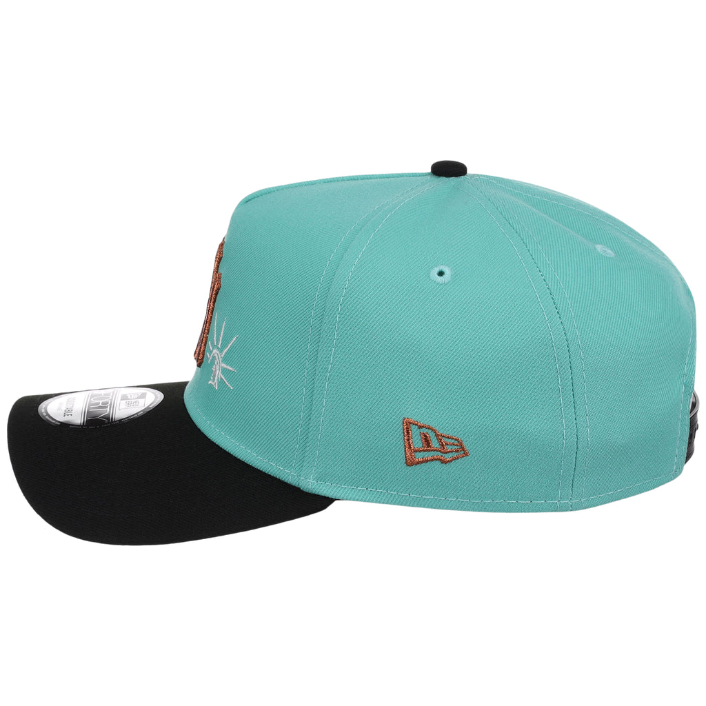 New York Yankees - New York Crown the City -  Liberty Element  New Era 9FORTY - Mint/Black